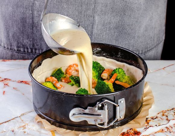 Залейте полученной смесью пирог и выпекайте его 40 минут при температуре 200°C.