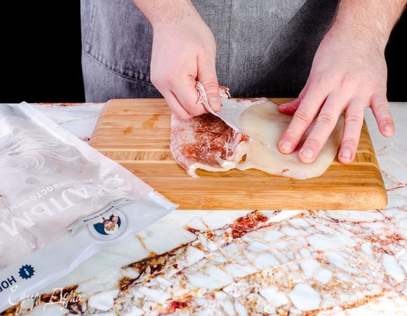 Разморозьте кальмара ТМ «Капитан Вкусов», очистите.<br />
 