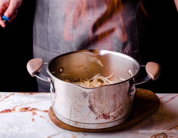 Обжарьте овощи вместе с кальмаром в кастрюле с толстым дном на растительном масле, добавьте немного анисовой водки, подожгите, чтобы выпарился алкоголь.