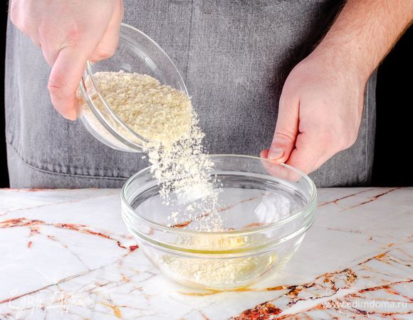 Смешайте яйцо с панировочными сухарями.