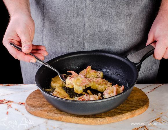 Обжаривайте на разогретой сковороде с растительным маслом до золотистой корочки.