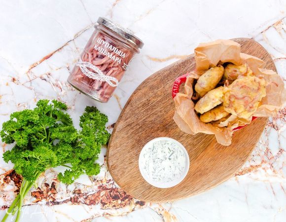 Подавайте щупальца кальмара в панировке с соусом. Приятного аппетита!