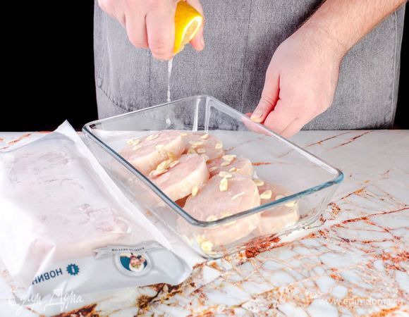 Разморозьте и промойте медальоны хека ТМ «Капитан Вкусов», полейте лимонным соком. Измельчите чеснок, посыпьте им медальоны. Оставьте мариноваться на 15–20 минут.