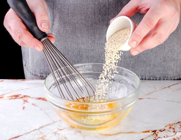 В миске взбейте яйца, добавьте кунжут.