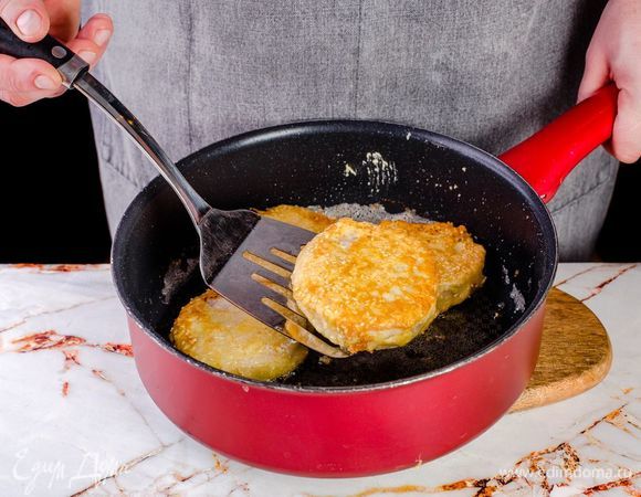 Обжаривайте хека на разогретой сковороде с растительным маслом до румяной корочки с двух сторон.