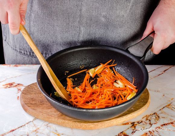 Обжарьте морковь вместе с чесноком и кориандром 2 минуты. 