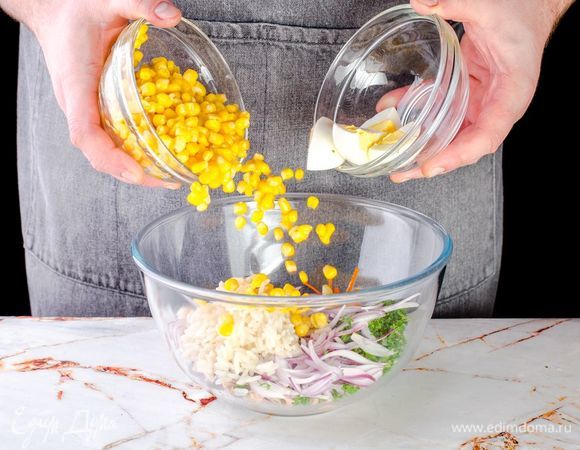 Соедините в салатнике отваренный рис, нарезанное яйцо и кукурузу.