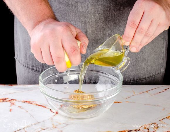 Приготовьте заправку: смешайте с оливковым маслом лимонный сок и горчицу.