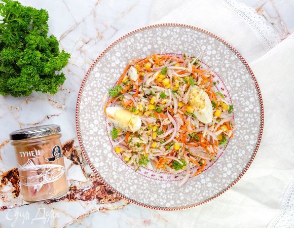 Заправьте салат, посолите по вкусу и подавайте к столу. Приятного аппетита!