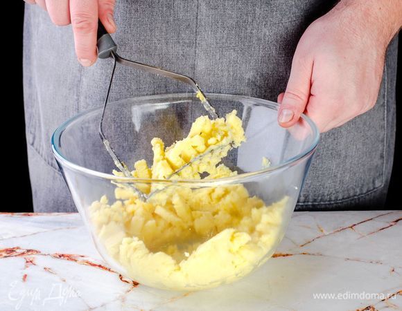 Отварите картофель, разомните толкушкой до состояния пюре, посолите.