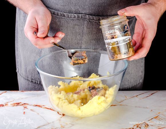 Возьмите консервированную сайру ТМ «Капитан Вкусов», слейте лишнюю жидкость и соедините картофельное пюре с сайрой, перемешайте.