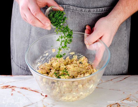 Мелко порубите укроп, добавьте в получившуюся массу.