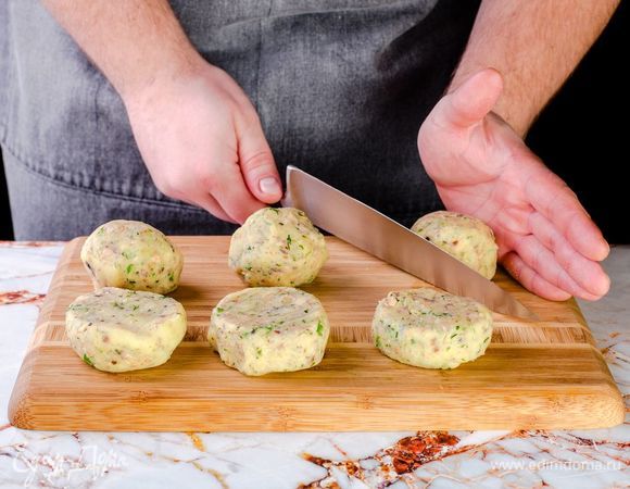 Сформируйте котлетки и отправьте в холодильник на 15 минут.