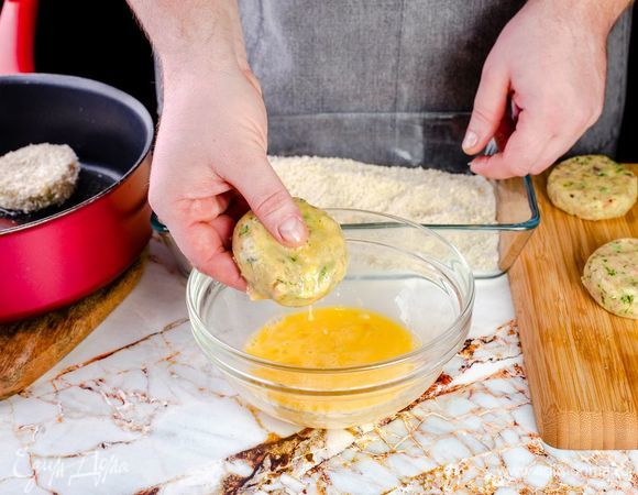 Обжаривайте котлеты до румяной корочки, предварительно обмакнув каждую сначала во взбитом яйце, а затем — в панировке.