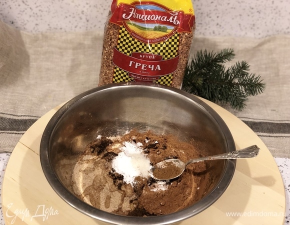 Добавить 1 ч. л. гашеной соды, 1 ч. л. разрыхлителя, щепотку соли, 1 ч. л. ванили, 1/2 ч. л. корицы.