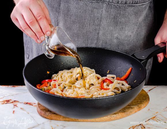 Заправьте лапшу рыбным соусом.