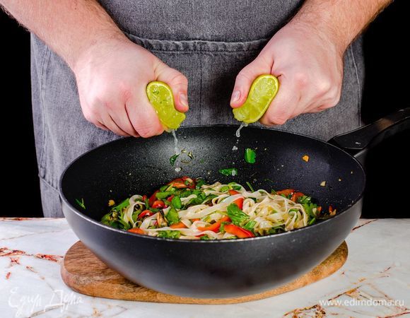 Добавьте рубленую кинзу с зеленым луком. Полейте лаймом.