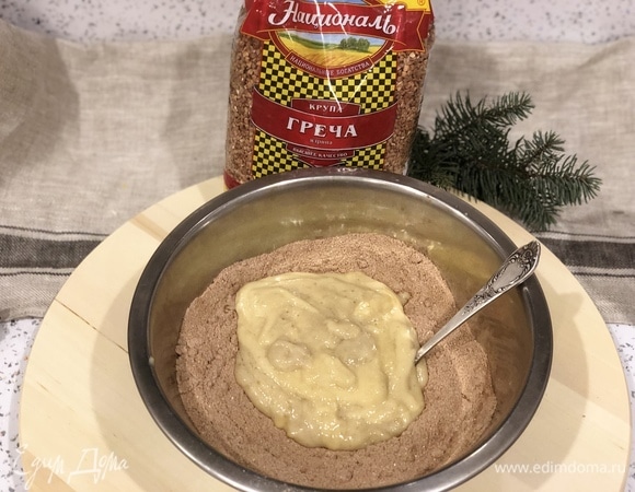 Размять 2–3 банана. К бананам добавить 1 ст. л. уксуса, 80 мл растопленного кокосового масла. Перемешать банановую смесь и добавить в тарелку.