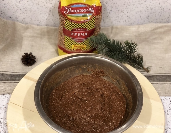 Смешали банановую смесь с мучной и с миндальным молоком.