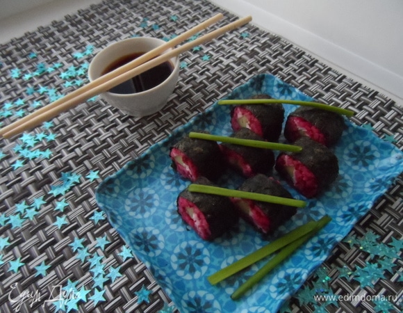 Нарезать ролл. Украсить зеленью. Подавать с соевым соусом! Приятного аппетита!