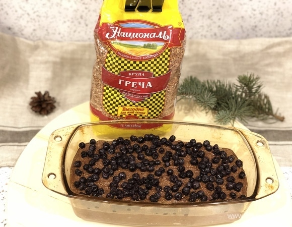 Сверху посыпаем кекс черникой и отправляем в предварительно разогретую до 180°C духовку. Выпекаем 45 минут.