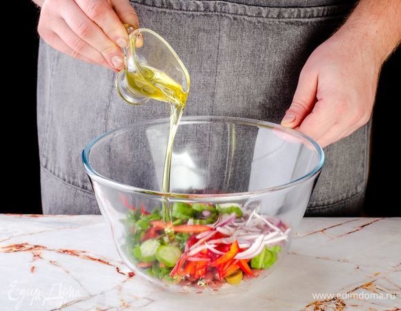 Заправьте салат оливковым маслом, посолите, поперчите и снова перемешайте.