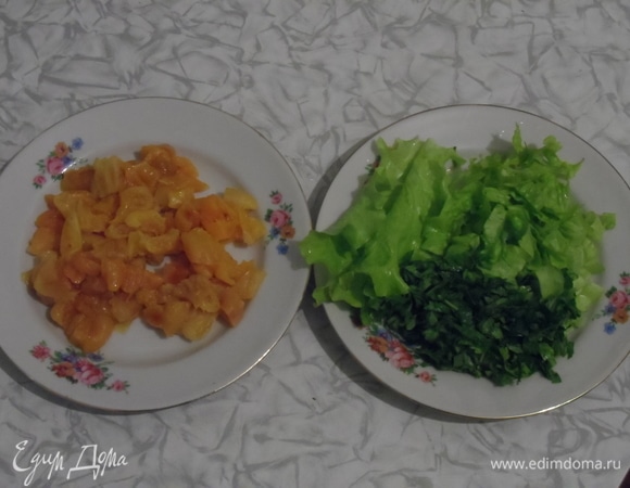 Курагу и листья салата нарезать. Можно добавить другую зелень (у меня петрушка). Отдельно смешать уксус и масло. В смесь можно добавить разные специи, сушеную зелень. Орехи можно взять любые. Я брала арахис. С фисташками тоже очень вкусно.