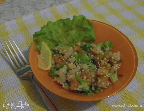 Смешать рис, курагу, зелень, орехи. Полить заправкой. Орехи, пропитавшись уксусом, станут помягче и на вкус будут очень интересными. Посыпать кунжутом. Надеюсь, вам понравится.