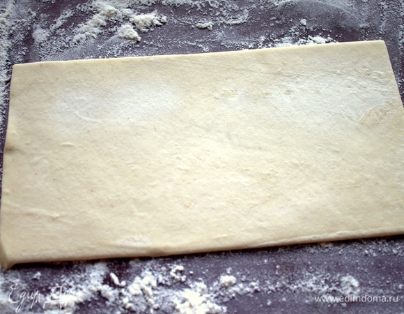 Тесто берем готовое вот в таких пластах. В пачке 6 шт. Слегка раскатать и разделить пополам. Получаем квадраты 10х10 см.