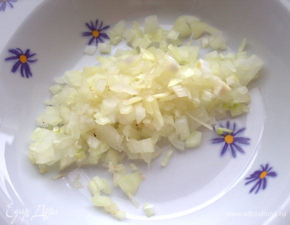 Для начинки измельчить лук.