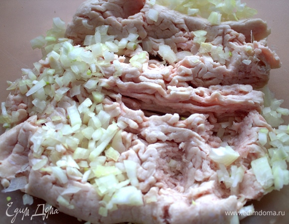 Высыпать лук в куриный фарш.