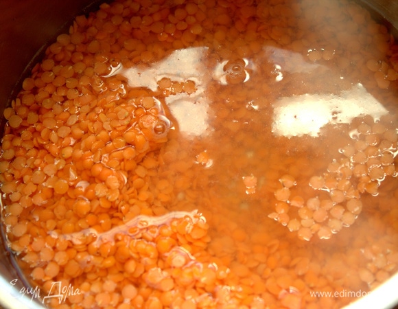 Отварить чечевицу ТМ «Националь» в течение 15 минут. На 1 стакан чечевицы — 2 стакана воды.