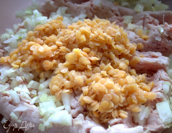 Добавить готовую чечевицу в начинку.