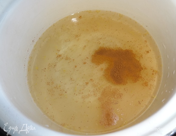 Сначала сварить сироп. Для этого в кастрюлю налить воду, подогреть. Всыпать сахар, перемешать до полного растворения. Добавить цедру лимона, корицу, лимонный сок, перемешать. Довести сироп до кипения. Затем убавить огонь и варить 5–7 минут.