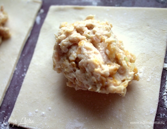 Перемешать начинку и выложить на каждый квадрат теста.