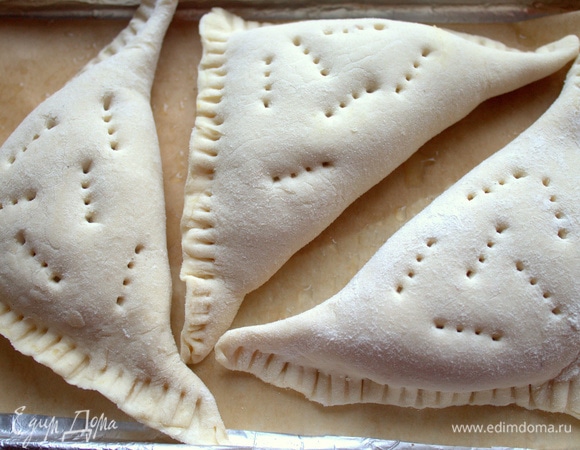 Положить партию на пергамент, смазанный маслом, наколоть верх вилкой.