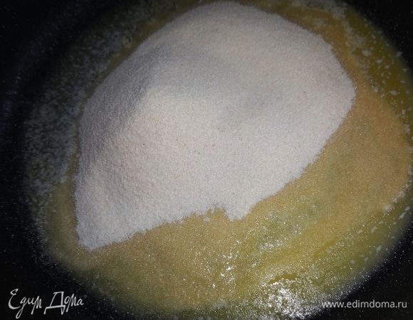 В сковороде растопить сливочное масло, влить растительное, перемешать. Всыпать манную крупу ТМ «Националь».