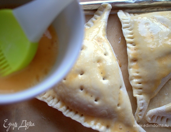 Смазать взбитым яйцом.