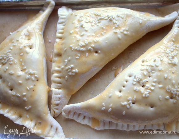 Посыпать кунжутом.