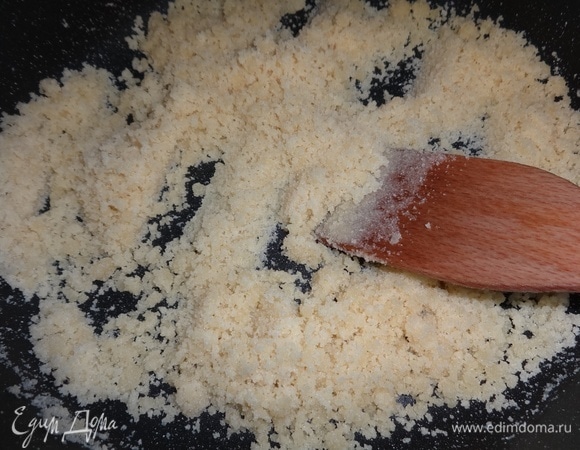 Перемешать крупу с маслом и обжаривать, помешивая, 5–7 минут.
