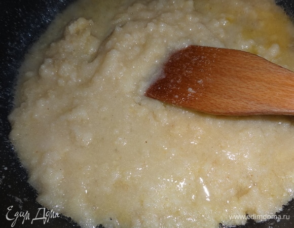 Постепенно влить горячий сироп, постоянно мешая смесь лопаткой.