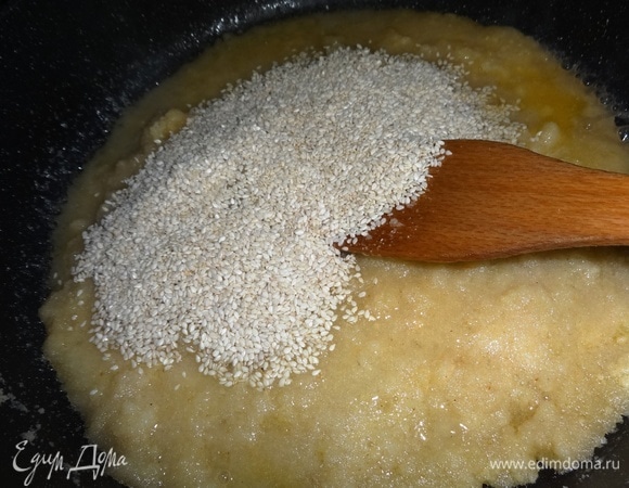 Кунжут ТМ «Националь» слегка обжарить на сухой сковороде, всыпать к манной смеси.
