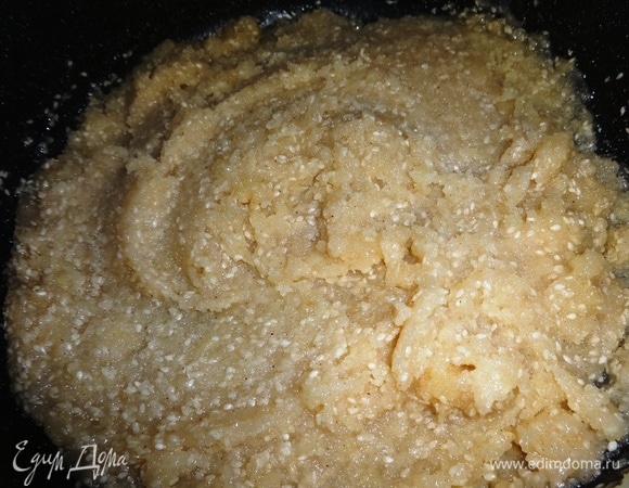 Массу перемешать. Убавить огонь до минимального.