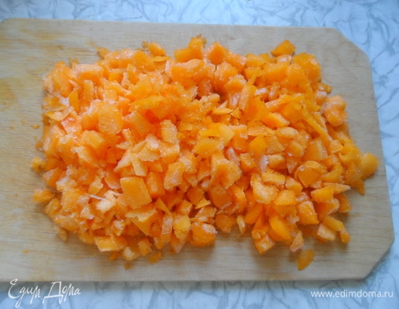 Тыкву нарезать и потушить на сковороде до готовности, но не до состояния пюре, достать чуть раньше. Морковь натереть на крупной терке. Рис «Краснодарский» ТМ «Националь» отварить. Смешать с творожной массой. Еще туда можно добавить кусочки шоколада. В сметану высыпать мюсли, добавить немного сахара. Это будет крем. Можно добавить орехи.