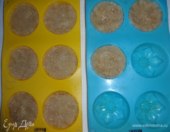Горячую смесь разложить по силиконовым формочкам. Дать остыть до комнатной температуры. Затем поставить в холодильник на 1 час.