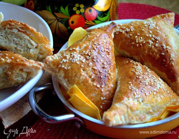 Пирожки переносим на доску или тарелку, даем немного остыть. Идеально положить на решетку.