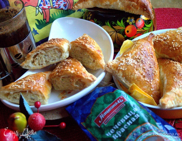 К кофе подаем наши свежеиспеченные треугольники.