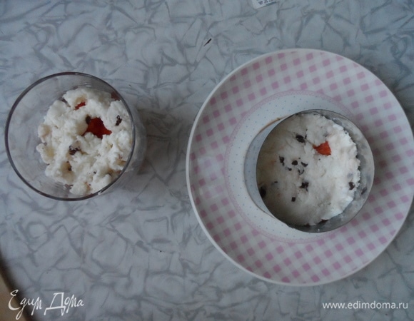 В формы слоями раскладывать ингредиенты, посыпая их небольшим количеством сахара. Морковь, творог с рисом, ломтики фруктов, тыква, морковь.