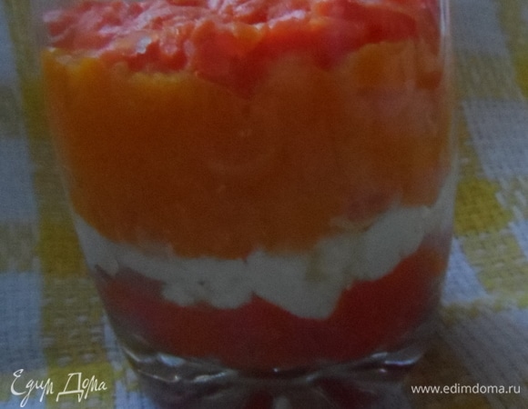 Сверху полить кремом из сметаны.