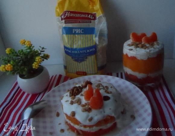 Украсить ломтиками фруктов, орехами.